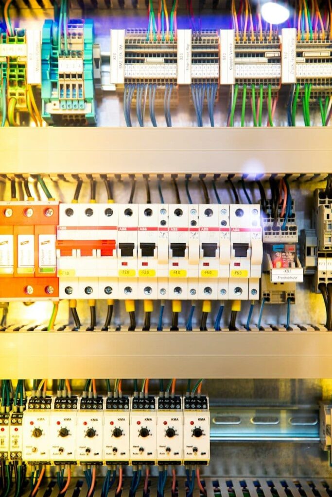 Armoire électrique en atelier industriel