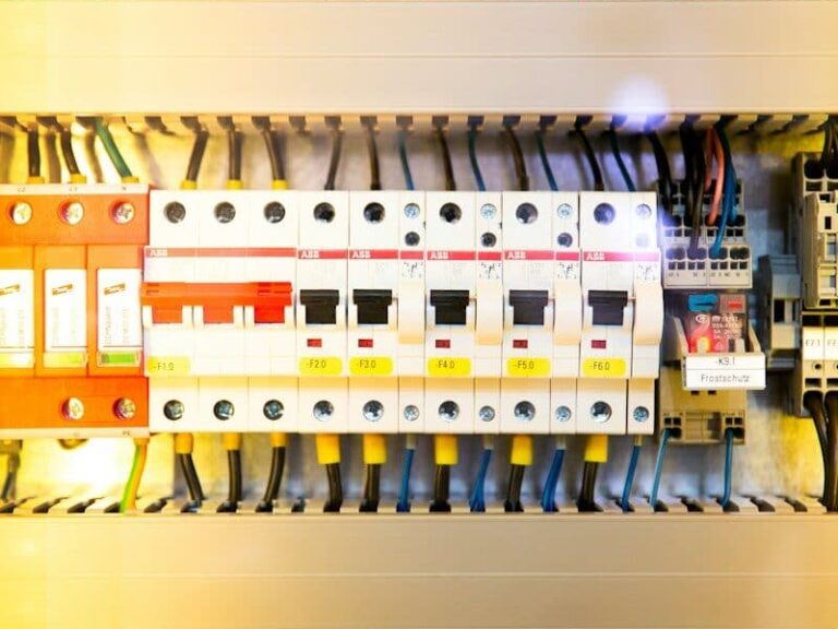 Armoire électrique en atelier industriel